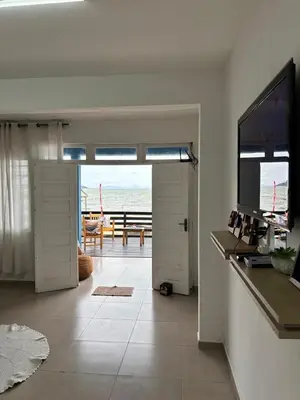 Uma televisão e/ou sistema de entretenimento em Casa beira mar em Bombinhas