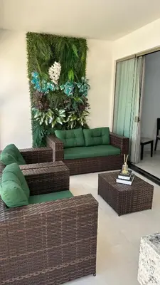 Uma área de estar em Apartamento meia praia itapema SC 3 suítes