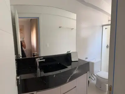 Uma casa de banho em Apartamento meia praia itapema SC 3 suítes
