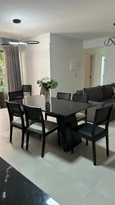 Uma área de estar em Apartamento meia praia itapema SC 3 suítes