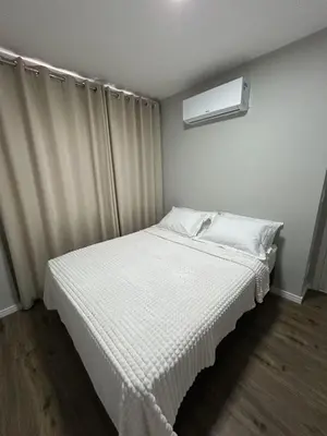 Uma cama ou camas num quarto em Apto Quadra Mar - Recém reformado