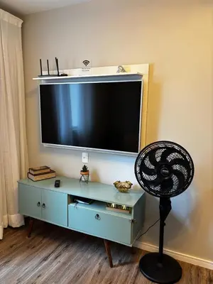 Uma televisão e/ou sistema de entretenimento em Apto Quadra Mar - Recém reformado