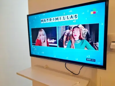 Uma televisão e/ou sistema de entretenimento em Exclusive apt, meters from Bombínhas beach