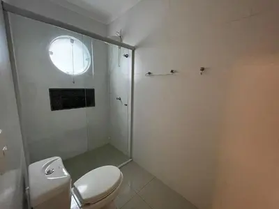 Uma casa de banho em Apartamento com piscina e vista para montanha