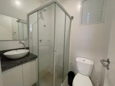 Uma casa de banho em Apartamento com piscina e vista para montanha