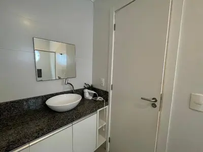 Uma casa de banho em Apartamento com piscina e vista para montanha