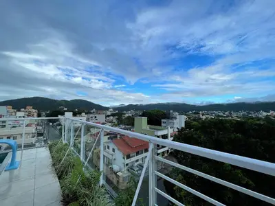 Uma vista geral da montanha ou uma vista da montanha a partir do apartamento