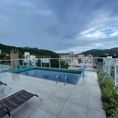 Apartamento com piscina e vista para montanha