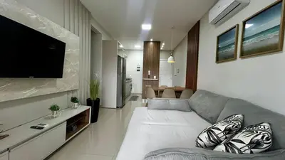 Uma televisão e/ou sistema de entretenimento em Apto Royal com piscina - Praia de Palmas