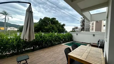 Uma vista geral da montanha ou uma vista da montanha a partir do apartamento