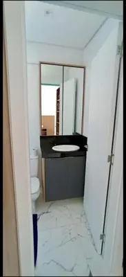 Uma casa de banho em Apartamento novíssimo, perto do mar