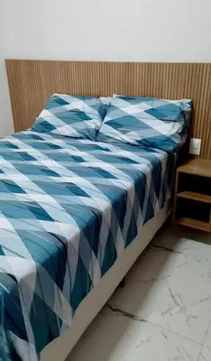 Uma cama ou camas num quarto em Apartamento novíssimo, perto do mar