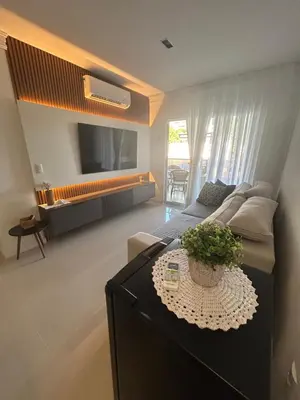 Uma televisão e/ou sistema de entretenimento em Lindo apartamento próximo do mar novinho