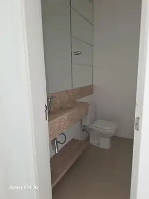 Uma casa de banho em otimo apartamento a 150 metros do mar