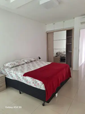 Uma cama ou camas num quarto em otimo apartamento a 150 metros do mar