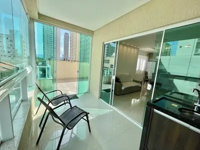 Uma área de estar em otimo apartamento a 150 metros do mar