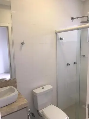 Uma casa de banho em otimo apartamento a 150 metros do mar