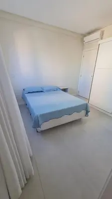 Uma cama ou camas num quarto em Apartamento no centro de Itapema