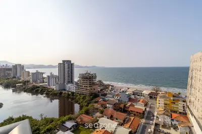 Uma vista do mar geral ou uma vista do mar a partir do apartamento