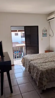 Uma cama ou camas num quarto em Sobrado Bombinhas 80m da praia