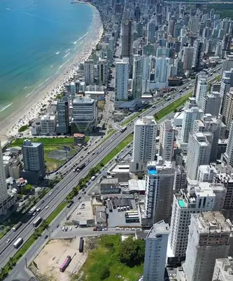 Uma vista geral de Itapema ou a vista da cidade a partir do apartamento