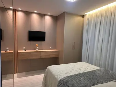 Uma televisão e/ou sistema de entretenimento em Apartamento alto padrão, Novo, quadra mar em Balneário Perequê, Porto Belo - SC