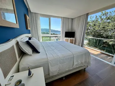 Uma cama ou camas num quarto em 066 - Casa com piscina e vista ao mar para alugar em Bombinhas
