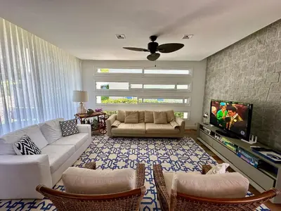 Uma televisão e/ou sistema de entretenimento em 066 - Casa com piscina e vista ao mar para alugar em Bombinhas