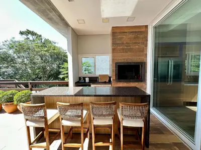 Uma televisão e/ou sistema de entretenimento em 066 - Casa com piscina e vista ao mar para alugar em Bombinhas
