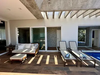 Uma área de estar em 066 - Casa com piscina e vista ao mar para alugar em Bombinhas