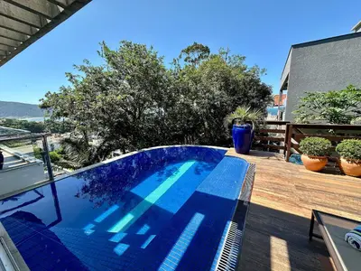 A piscina em ou perto de 066 - Casa com piscina e vista ao mar para alugar em Bombinhas