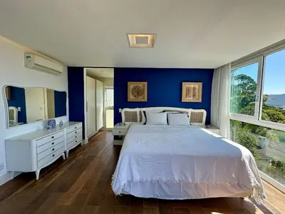 Uma cama ou camas num quarto em 066 - Casa com piscina e vista ao mar para alugar em Bombinhas