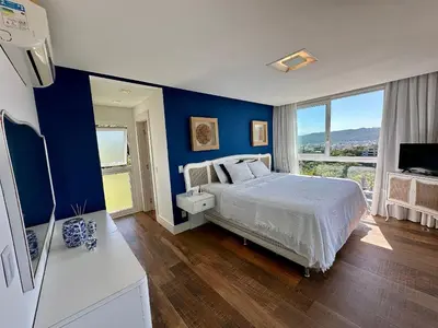 Uma cama ou camas num quarto em 066 - Casa com piscina e vista ao mar para alugar em Bombinhas