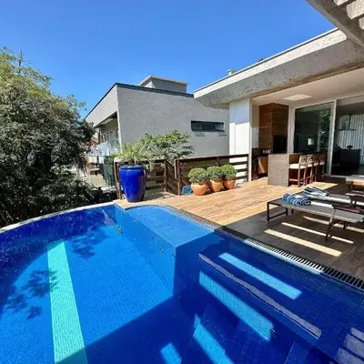 066 - Casa com piscina e vista ao mar para alugar em Bombinhas
