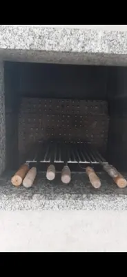 As comodidades para churrasco disponíveis para os clientes desta casa de férias