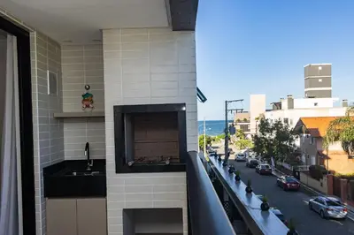 A planta de Di Ravena 101 - Apartamento Moderno em Canto Grande a 120 Metros do Mar.