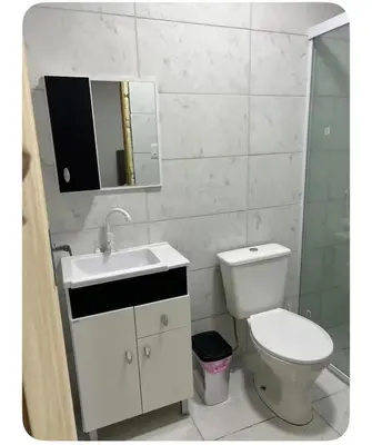 Uma casa de banho em Casa cinza