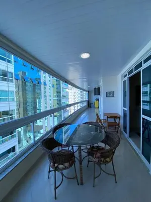 A planta de Ap 3 Quartos 150m do Mar no Coração da Meia Praia
