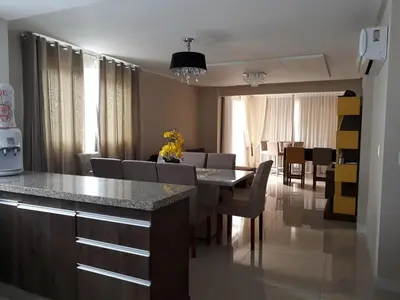 Uma área de estar em apartamento 3 suítes confortável em itapema