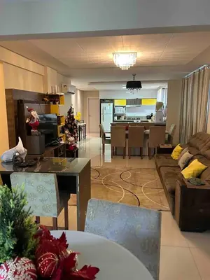 Uma área de estar em apartamento 3 suítes confortável em itapema