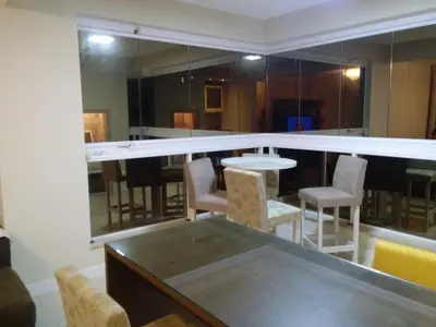 Uma área de estar em apartamento 3 suítes confortável em itapema