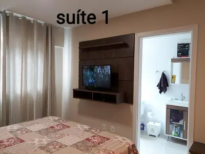 Uma televisão e/ou sistema de entretenimento em apartamento 3 suítes confortável em itapema