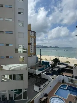 Uma vista do mar geral ou uma vista do mar a partir do apartamento