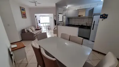 A cozinha ou kitchenette de Apartamento pé na areia em Meia Praia com churrasqueira com vista mar