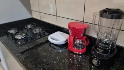 Comodidades para chá e café em Apartamento pé na areia em Meia Praia com churrasqueira com vista mar