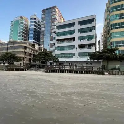 Apartamento pé na areia em Meia Praia com churrasqueira com vista mar