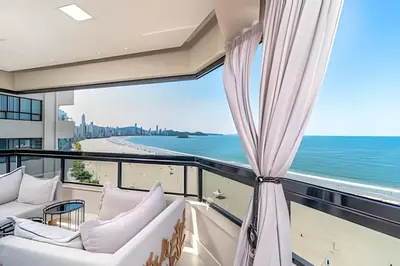 Uma vista do mar geral ou uma vista do mar a partir do apartamento