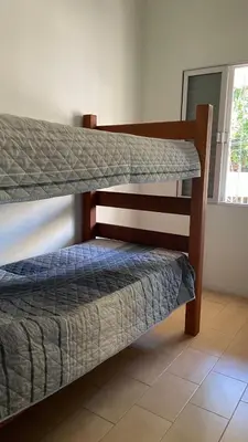 Uma cama ou camas num quarto em Residencial 50m da praia de Bombas