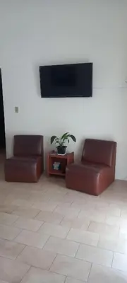 Uma televisão e/ou sistema de entretenimento em Residencial 50m da praia de Bombas