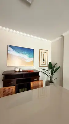 Uma televisão e/ou sistema de entretenimento em Cobertura quadra MAR em Meia Praia - 100m do mar